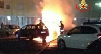 Auto in fiamme ad Aprilia: immediato intervento del Vigili del Fuoco