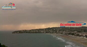 Tempesta sul Golfo: Fulmine colpisce il tetto di un albergo
