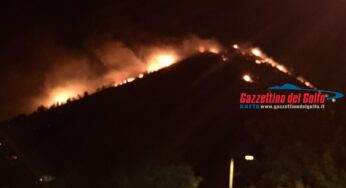 Vasto incendio nella notte a Sperlonga: fiamme vicinissime alle abitazioni