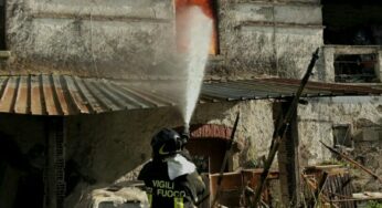 Incendio in un casolare a Santi Cosma e Damiano: ferita una donna