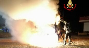 Incendio a Terracina, brucia automezzo adibito a piattaforma aerea