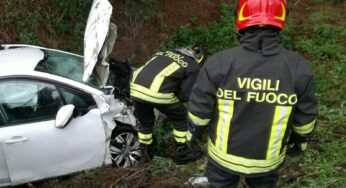 Esce di strada e urta il ponte di cemento. Ferita una donna