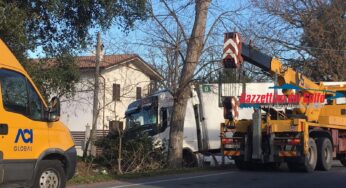 Tir nella cunetta: Pontina a senso unico