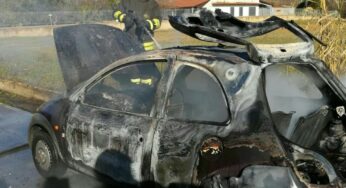 Minturno, auto avvolta dalle fiamme. Intervengono i Vigili del Fuoco