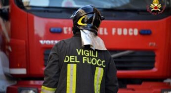 Gaeta, Ape Piaggio si ribalta e finisce nell’aiuola: paura sulla Via Flacca