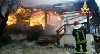 Incendio distrugge un’abitazione di legno