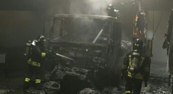 Incendio in un’officina meccanica: A fuoco due mezzi pesanti