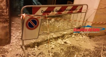 Gaeta, cadono calcinacci. Strada interdetta