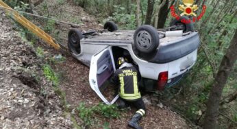 Auto vola nel dirupo: ferita seriamente una donna