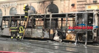 Roma, autobus prende fuoco ed esplode in pieno centro. Ustionata una commessa di un negozio