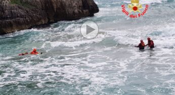Gaeta, due studentesse in balia delle onde: il salvataggio dei vigili del fuoco (#VIDEO)