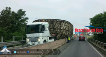 Pontina chiusa: Trasporto eccezionale di un mega scafo urta il guardrail e si incastra