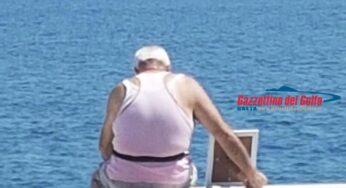 Porta la moglie (in foto) a guardare il mare: gesto d’infinito amore a Gaeta