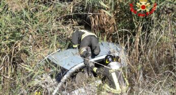 Auto esce di strada e finisce nel canale: un ferito