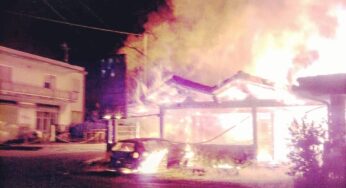 Incendio nella notte, distrutto dalle fiamme un ristorante