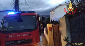 Incastrato con il capo in un cancello automatico, soccorso dai VVF