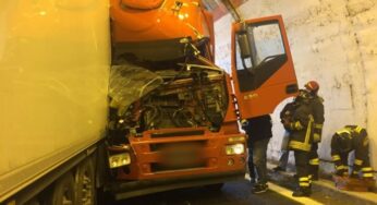Incidente in galleria: Coinvolti tre tir e un’autovettura
