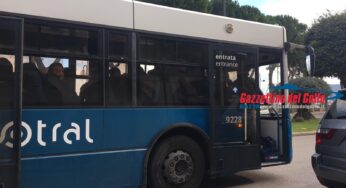 Lite tra coniugi alla fermata bus