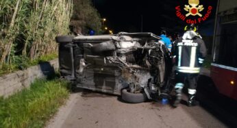 Incidente, auto si ribalta: Intervengono i Vigili del Fuoco