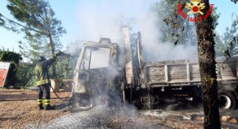 Camion ed escavatore in fiamme nelle prime ore del mattino