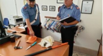 Tenta di dare fuoco alla porta di ingresso di un bar