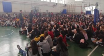 Notte nazionale del Liceo Economico-Sociale: all’istituto “Cicerone-Pollione” Don Luigi Merola ha presentato il suo libro “Oltre ogni speranza”