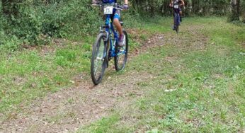 Giovani atleti ciclisti in pista a Formia