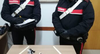 Si tuffa in mare per sfuggire ai Carabinieri