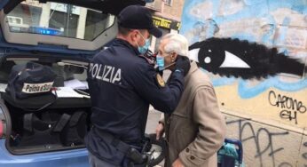 Poliziotti regalano mascherina ad anziano che non poteva entrare al supermercato