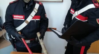 Alla guida con a bordo una mazza da baseball ed un bastone di bamboo. Denunciato 36enne