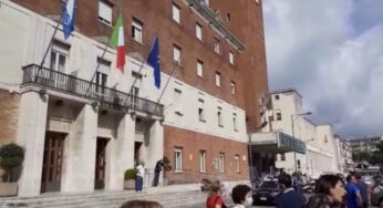 Gaeta, gestori attività di noleggio Sant’Agostino in protesta sotto il Palazzo Comunale (VIDEO)
