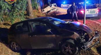 Auto si ribalta e finisce nel fossato