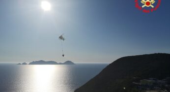 Ponza, incendio a Cala Feola