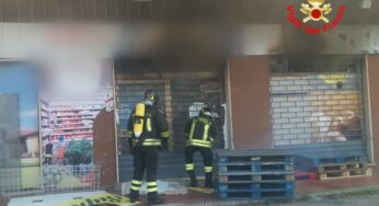 Formia, incendio in un negozio di alimentari