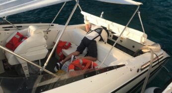 Barca rischia di affondare, la Guardia Costiera salva tre persone