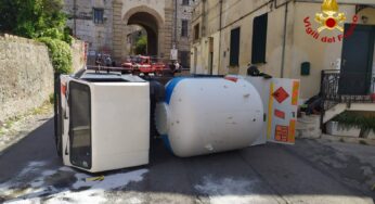 Terracina, autocisterna piena di GPL si ribalta nel centro storico