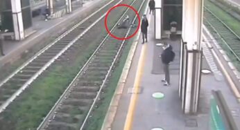 Formia, attraversa i binari e cade: salvato dalla Polizia ferroviaria (#video)