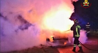 Auto avvolta dalle fiamme, intervengono i Vigili del fuoco
