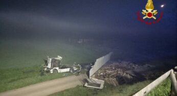 Incidente stradale, camion di frutta finisce in una scarpata