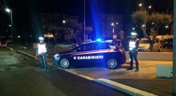 Assembramento a Scauri, chiuso esercizio commerciale