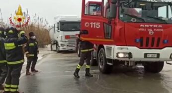 Maltempo e allagamenti in provincia: Autocisterna finisce fuori strada (#video)