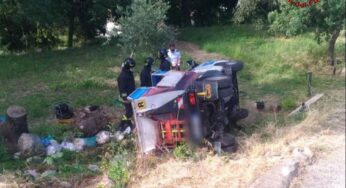 Camioncino dei rifiuti si ribalta a Maranola
