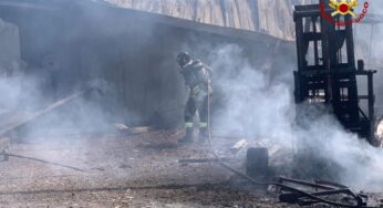 Fiamme in un capannone agricolo (FOTO-VIDEO)