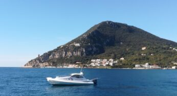 Barca incagliata sugli scogli, trovato uomo morto a bordo