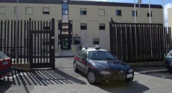 Minaccia la moglie con un coltello: arrestato