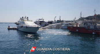 Incendio a bordo di una barca presso la Base Nautica Flavio Gioia, ma è un’esercitazione della Guardia Costiera