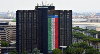 Un tricolore di 60 metri con le foto di migliaia di dipendenti per tifare gli azzurri