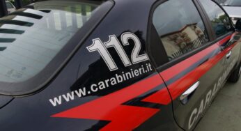 Simula rapina in casa da parte di tre uomini armati. Denunciato