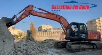 Gaeta, abbattuto il muro dell’ex Avir. Mitrano: “Giornata storica” (#video)