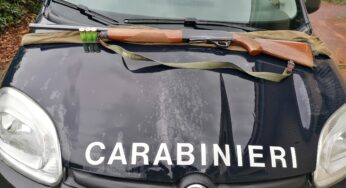 Lascia il fucile da caccia incostudito, denunciato